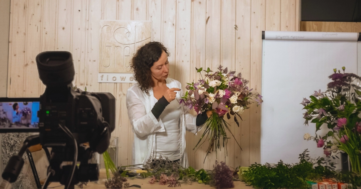 KURSY FLORYSTYCZNE ONLINE, SZKOLENIA FLORYSTYCZNE OD PODSTAW, NAUKA FLORYSTYKI, KURS ONLINE, GRETAFLOWERS AKADEMIA, KWIACIARNIA GRETAFLOWERS W BOR&Oacute;WCU, AKADEMIA FLORYSTYKI, SZKOŁA FLORYSTYCZNA, SZKOLENIA FLORYSTYCZNE