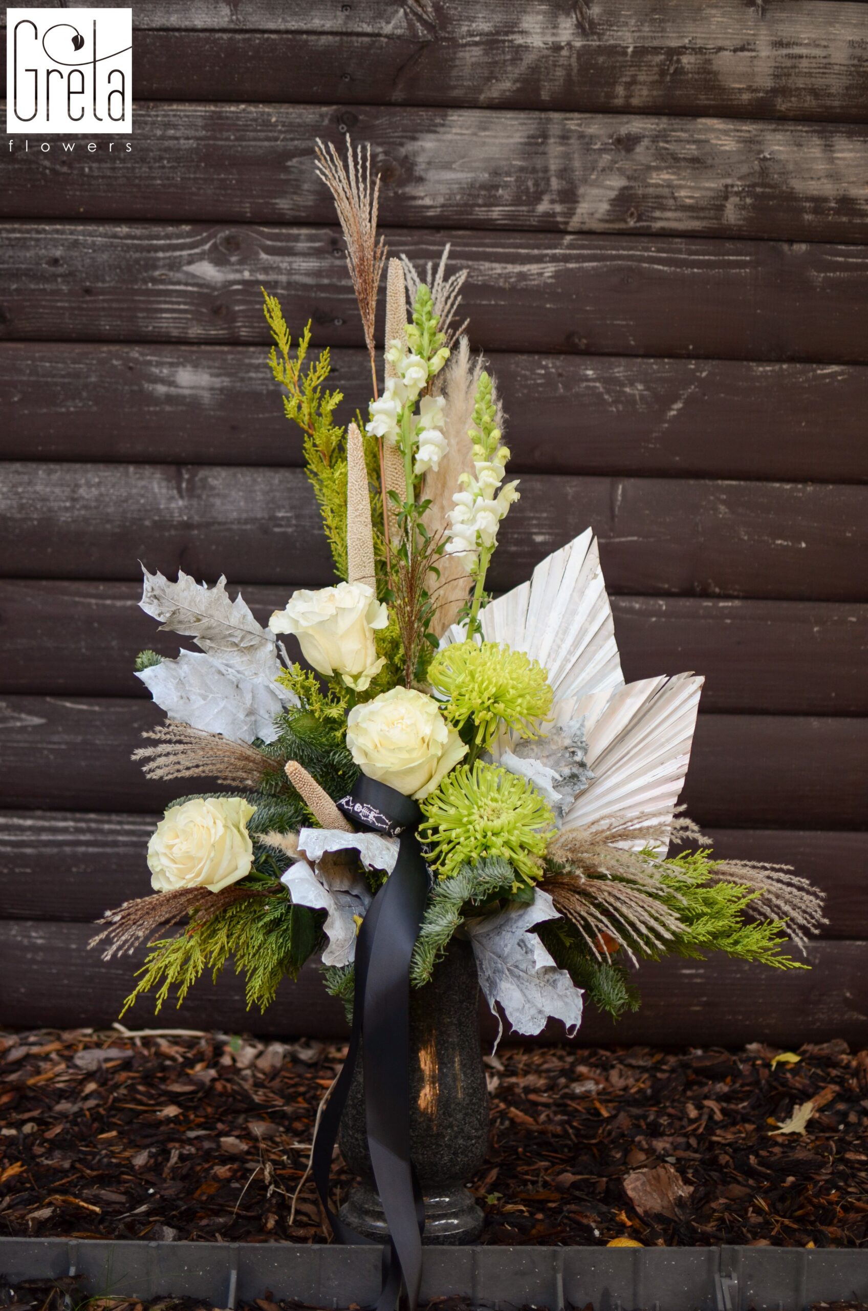 Wszystkich Świętych w 90 minut online, kurs tworzenia dekoracji na Wszystkich Świętych, dekoracje nagrobne z żywych kwiat&oacute;w, dekoracje nagrobne ze sztucznych kwiat&oacute;w, florystyczne dekoracje na cmentarz, kompozycje nagrobne, jak zrobić stroik na gr&oacute;b, stroiki DIY na Wszystkich Świętych, stroiki krok po kroku, inspiracje dekoracje nagrobne, zasady tworzenia kompozycji nagrobnych, planowanie dekoracji na cmentarz kurs, kurs florystyczny Wszystkich Świętych online Polska, stroiki handmade na cmentarz, pomysły na dekoracje nagrobne, GretaFlowers Wszystkich Świętych, akademia florystyczna online, szkolenie florystyczne online Polska, florystyka od podstaw kurs, akademia gretaflowers, szkoła gretaflowers, kwiaciarnia gretaflowers Bor&oacute;wiec, Katarzyna Greta Grondkowska