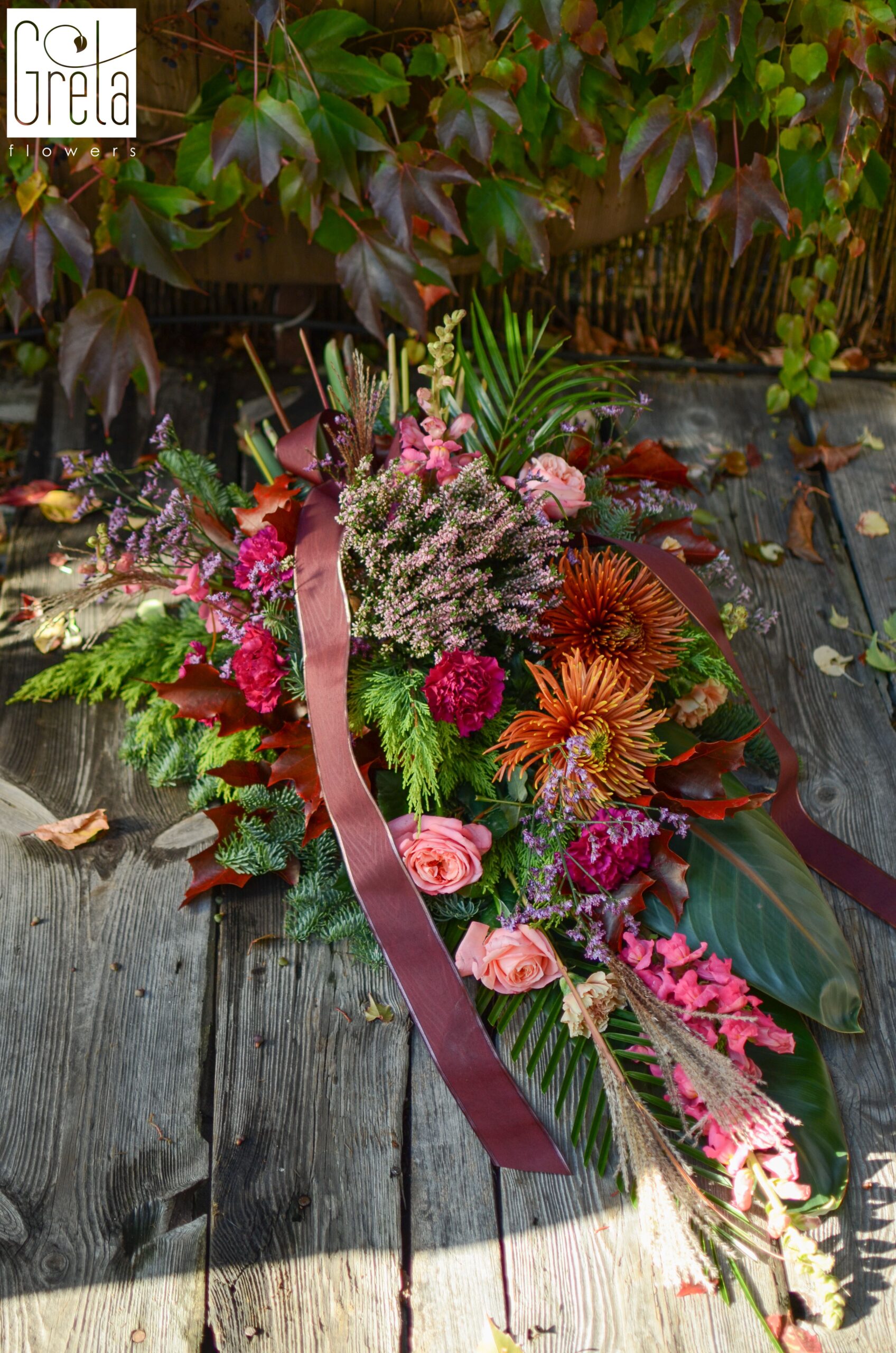 Wszystkich Świętych w 90 minut online, kurs tworzenia dekoracji na Wszystkich Świętych, dekoracje nagrobne z żywych kwiat&oacute;w, dekoracje nagrobne ze sztucznych kwiat&oacute;w, florystyczne dekoracje na cmentarz, kompozycje nagrobne, jak zrobić stroik na gr&oacute;b, stroiki DIY na Wszystkich Świętych, stroiki krok po kroku, inspiracje dekoracje nagrobne, zasady tworzenia kompozycji nagrobnych, planowanie dekoracji na cmentarz kurs, kurs florystyczny Wszystkich Świętych online Polska, stroiki handmade na cmentarz, pomysły na dekoracje nagrobne, GretaFlowers Wszystkich Świętych, akademia florystyczna online, szkolenie florystyczne online Polska, florystyka od podstaw kurs, akademia gretaflowers, szkoła gretaflowers, kwiaciarnia gretaflowers Bor&oacute;wiec, Katarzyna Greta Grondkowska