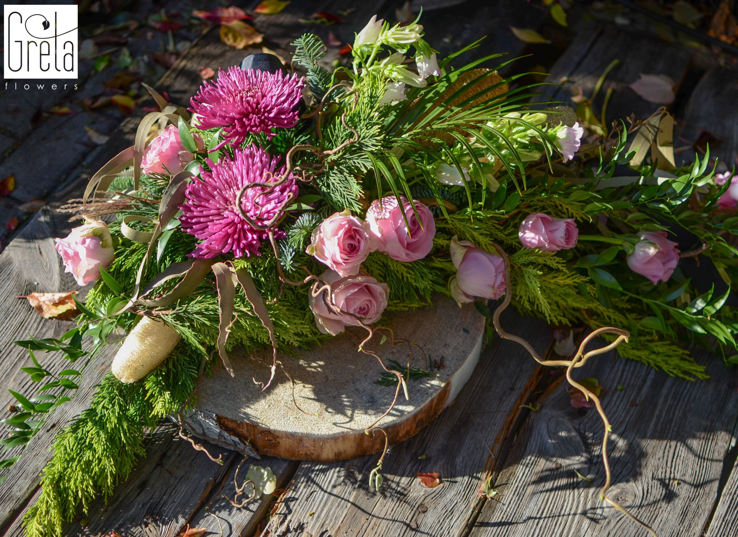 Wszystkich Świętych w 90 minut online, kurs tworzenia dekoracji na Wszystkich Świętych, dekoracje nagrobne z żywych kwiat&oacute;w, dekoracje nagrobne ze sztucznych kwiat&oacute;w, florystyczne dekoracje na cmentarz, kompozycje nagrobne, jak zrobić stroik na gr&oacute;b, stroiki DIY na Wszystkich Świętych, stroiki krok po kroku, inspiracje dekoracje nagrobne, zasady tworzenia kompozycji nagrobnych, planowanie dekoracji na cmentarz kurs, kurs florystyczny Wszystkich Świętych online Polska, stroiki handmade na cmentarz, pomysły na dekoracje nagrobne, GretaFlowers Wszystkich Świętych, akademia florystyczna online, szkolenie florystyczne online Polska, florystyka od podstaw kurs, akademia gretaflowers, szkoła gretaflowers, kwiaciarnia gretaflowers Bor&oacute;wiec, Katarzyna Greta Grondkowska