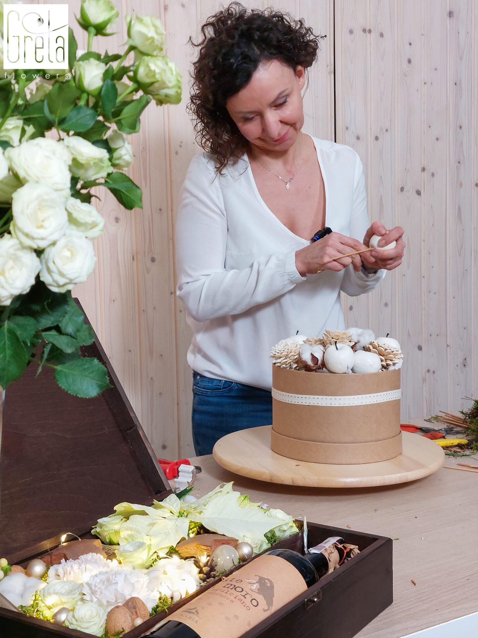 świąteczny flowerbox w 90 minut online, kurs tworzenia flowerbox&oacute;w świątecznych, flowerboxy z żywych kwiat&oacute;w, flowerboxy ze sztucznych kwiat&oacute;w, dekoracje świąteczne florystyczne, kompozycje flowerbox świąteczne, jak zrobić flowerbox świąteczny, flowerbox DIY, flowerbox krok po kroku, inspiracje flowerbox świąteczne, zasady tworzenia flowerbox&oacute;w, planowanie dekoracji świątecznych kurs, kurs flowerbox&oacute;w świątecznych online Polska, flowerboxy handmade, pomysły na flowerbox świąteczny, GretaFlowers flowerbox świąteczny, akademia florystyczna online, szkolenie florystyczne online Polska, florystyka od podstaw kurs, akademia gretaflowers, szkoła gretaflowers, kwiaciarnia gretaflowers Bor&oacute;wiec, Katarzyna Greta Grondkowska