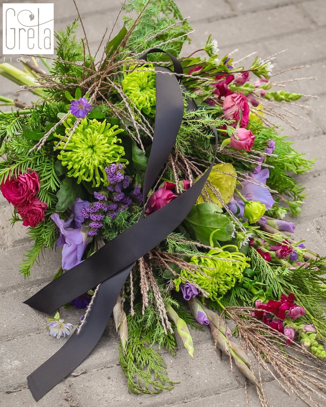 bukiety pogrzebowe, kompozycje pogrzebowe z żywych kwiat&oacute;w, bukiety kondolencyjne, florystyka pogrzebowa, dekoracje kwiatowe na pogrzeb, kompozycje żałobne, jak wykonać bukiet pogrzebowy, bukiety pogrzebowe inspiracje, bukiety pogrzebowe krok po kroku, inspiracje florystyka pogrzebowa, zasady tworzenia bukiet&oacute;w pogrzebowych, planowanie dekoracji pogrzebowych, florystyka pogrzebowa Polska, bukiety pogrzebowe handmade, pomysły na kompozycje żałobne, GretaFlowers florystyka pogrzebowa, akademia florystyczna online, szkolenie florystyczne online Polska, florystyka od podstaw kurs, akademia gretaflowers, szkoła gretaflowers, kwiaciarnia gretaflowers Bor&oacute;wiec, Katarzyna Greta Grondkowska