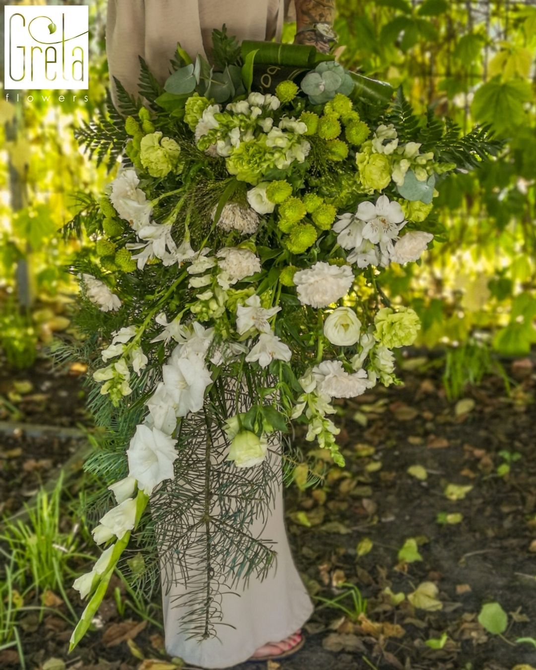 bukiety pogrzebowe, kompozycje pogrzebowe z żywych kwiat&oacute;w, bukiety kondolencyjne, florystyka pogrzebowa, dekoracje kwiatowe na pogrzeb, kompozycje żałobne, jak wykonać bukiet pogrzebowy, bukiety pogrzebowe inspiracje, bukiety pogrzebowe krok po kroku, inspiracje florystyka pogrzebowa, zasady tworzenia bukiet&oacute;w pogrzebowych, planowanie dekoracji pogrzebowych, florystyka pogrzebowa Polska, bukiety pogrzebowe handmade, pomysły na kompozycje żałobne, GretaFlowers florystyka pogrzebowa, akademia florystyczna online, szkolenie florystyczne online Polska, florystyka od podstaw kurs, akademia gretaflowers, szkoła gretaflowers, kwiaciarnia gretaflowers Bor&oacute;wiec, Katarzyna Greta Grondkowska