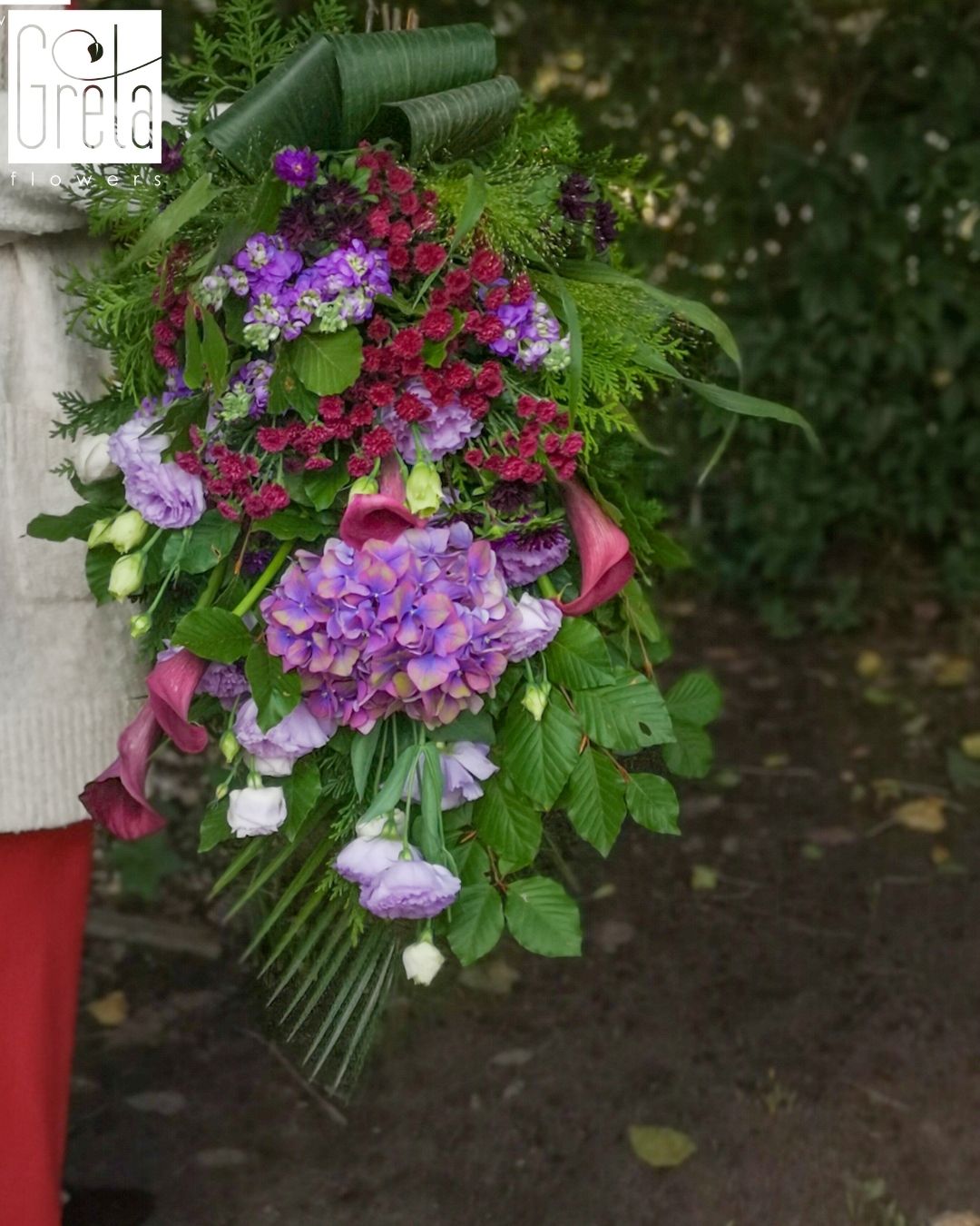 bukiety pogrzebowe, kompozycje pogrzebowe z żywych kwiat&oacute;w, bukiety kondolencyjne, florystyka pogrzebowa, dekoracje kwiatowe na pogrzeb, kompozycje żałobne, jak wykonać bukiet pogrzebowy, bukiety pogrzebowe inspiracje, bukiety pogrzebowe krok po kroku, inspiracje florystyka pogrzebowa, zasady tworzenia bukiet&oacute;w pogrzebowych, planowanie dekoracji pogrzebowych, florystyka pogrzebowa Polska, bukiety pogrzebowe handmade, pomysły na kompozycje żałobne, GretaFlowers florystyka pogrzebowa, akademia florystyczna online, szkolenie florystyczne online Polska, florystyka od podstaw kurs, akademia gretaflowers, szkoła gretaflowers, kwiaciarnia gretaflowers Bor&oacute;wiec, Katarzyna Greta Grondkowska