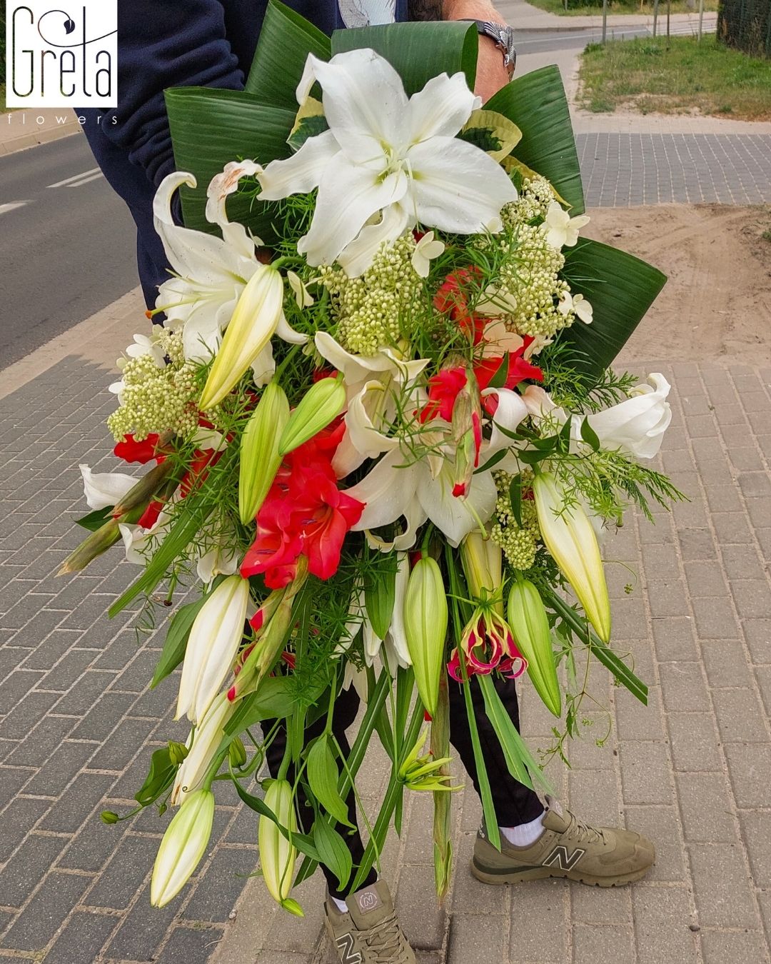 bukiety pogrzebowe, kompozycje pogrzebowe z żywych kwiat&oacute;w, bukiety kondolencyjne, florystyka pogrzebowa, dekoracje kwiatowe na pogrzeb, kompozycje żałobne, jak wykonać bukiet pogrzebowy, bukiety pogrzebowe inspiracje, bukiety pogrzebowe krok po kroku, inspiracje florystyka pogrzebowa, zasady tworzenia bukiet&oacute;w pogrzebowych, planowanie dekoracji pogrzebowych, florystyka pogrzebowa Polska, bukiety pogrzebowe handmade, pomysły na kompozycje żałobne, GretaFlowers florystyka pogrzebowa, akademia florystyczna online, szkolenie florystyczne online Polska, florystyka od podstaw kurs, akademia gretaflowers, szkoła gretaflowers, kwiaciarnia gretaflowers Bor&oacute;wiec, Katarzyna Greta Grondkowska